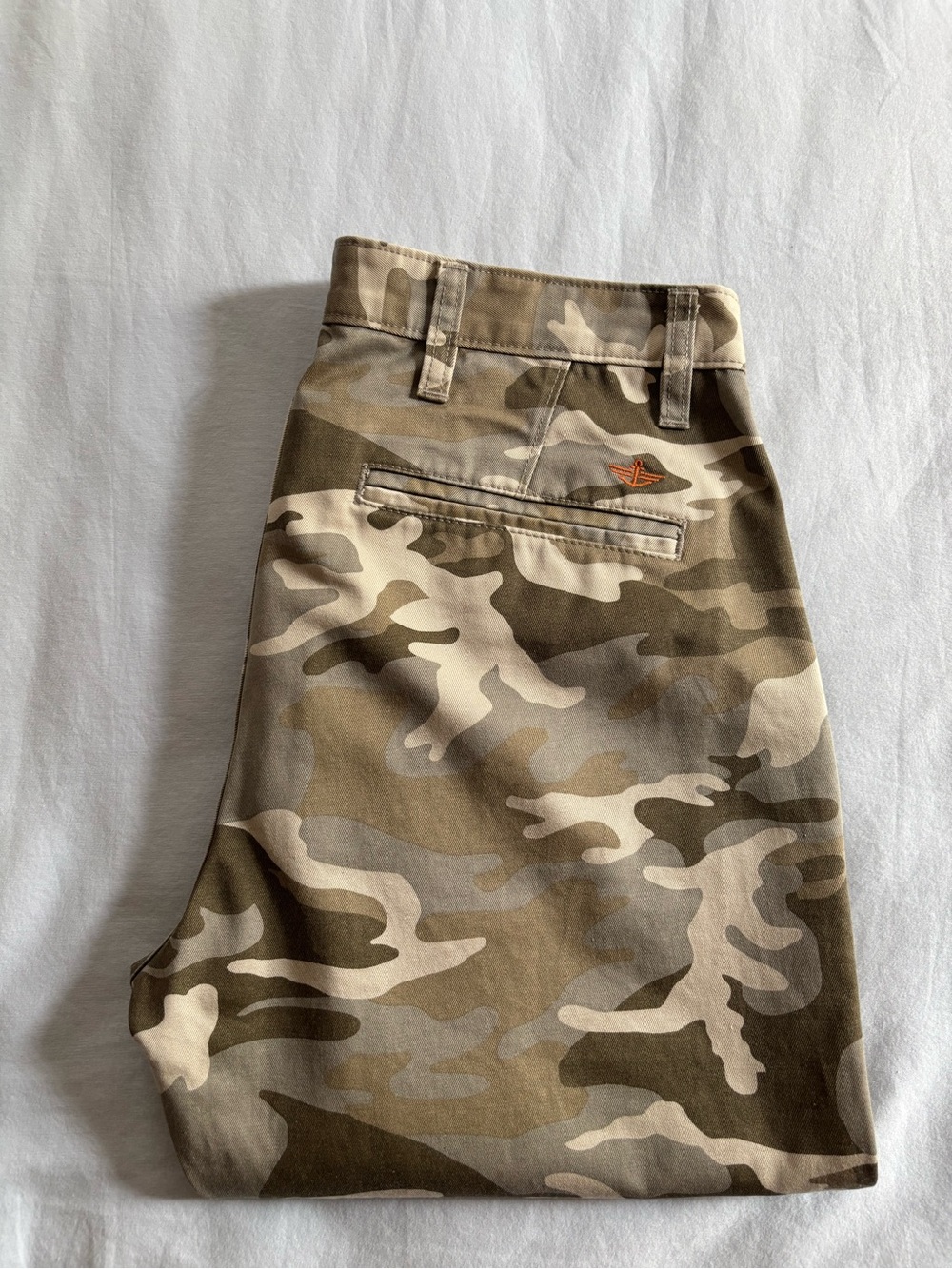 Dockers Men's Slim Camo Chino Pants - Light Olive & Tan
Size 32-32
NWOT